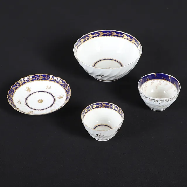 AN EIGHTEENTH CENTURY WORCESTER PORCELAIN TEA BOWL, SAUCER AND SLOP BOWL.