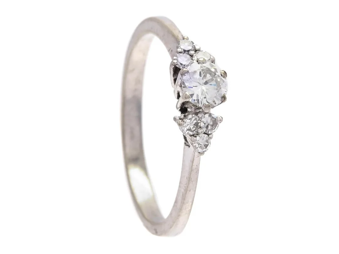 RING, 18K vitguld, briljantslipad diaman ca 0,26 ctv, 6 åttkantslipade diamanter ca 0,12 ctv, stl 17,25 mm, vikt 2,3 g. — Smycken/Ring — Kaplans