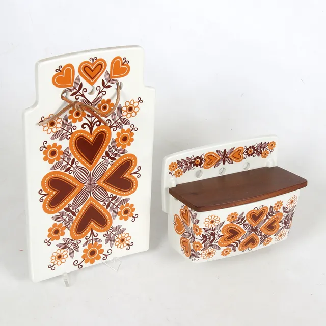SKÄRBRÄDA och VÄGGSKEPPA, porslin, Arabia. 1970-tal.