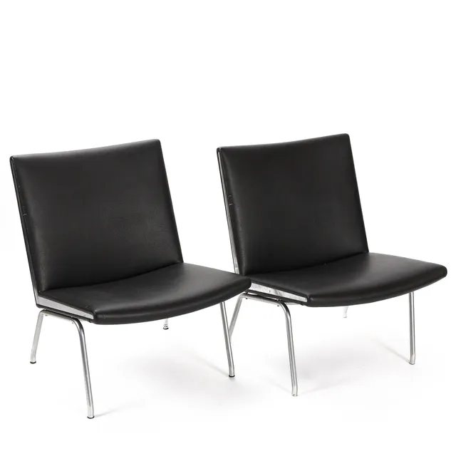 Hans J. Wegner. A pair of airport chairs model AP-40 (2)