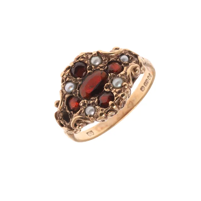 A GARNET AND PEARL CLUSTER RING.