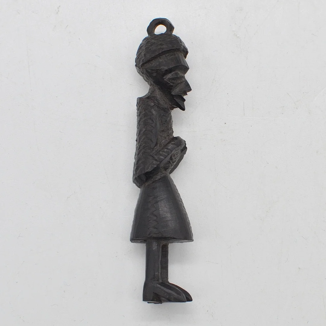 AFRIKANISCHER ANHÄNGER, MÄNNLICHE FIGUR, EBENHOLZ, HANDGESCHNITZT, 20. JAHRHUNDERT. — Sculptures & Bronzes — Kunst- und Auktionshaus Kleinhenz