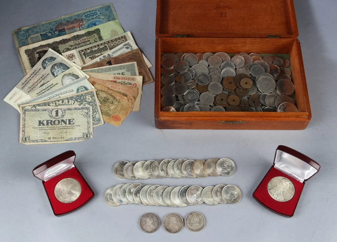 Collection of coins and banknotes, i.a. 30 pcs. anniversary coins in SILVER — Hobby and collectibles/Coins, notes and bars — Lauritz