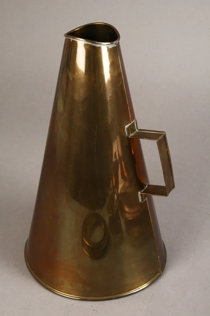 Collection maritime consisting of 4 portholes and megaphone in brass (5). — Hobby and collectibles/Collectibles — Lauritz