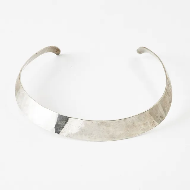 ISAAC COHEN. Halsring, silver, hamrad dekor, Stockholm 1970.