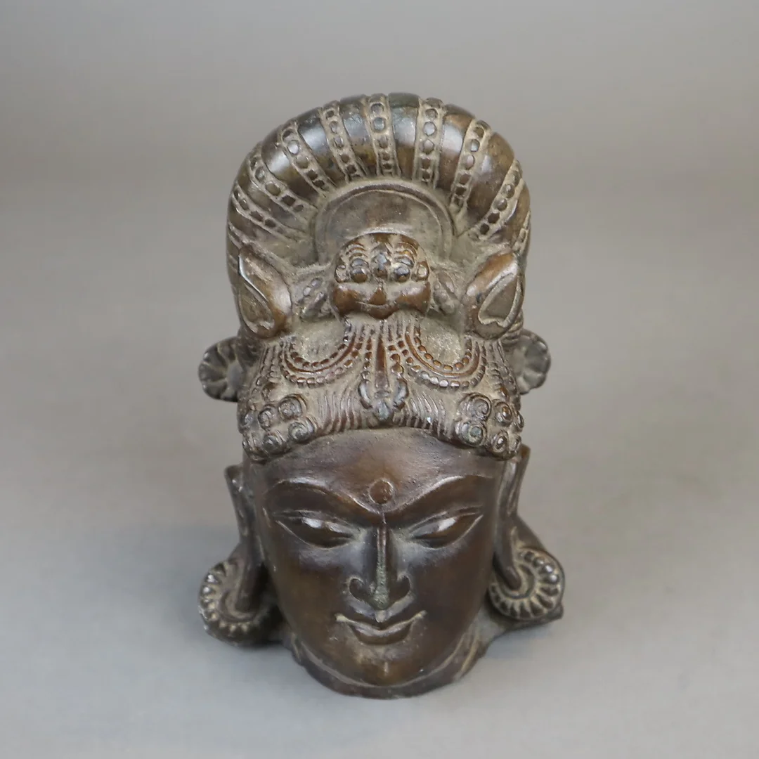 Kleiner KOPF eines BODHISATTVA - Steinskulptur, INDIEN. — Asiatica — Auktionshaus Blank