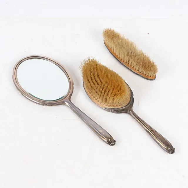 A GEORGE VI SILVER DRESSING TABLE SET (3).