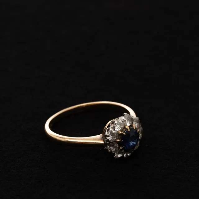 RING, 18K guld, Diamanter 0,45 ct , Safir 0,3 ct.