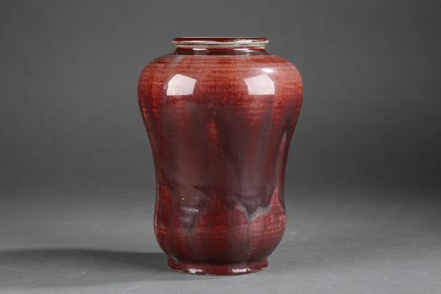 Royal Copenhagen. Vase af stentøj med okseblods glasur