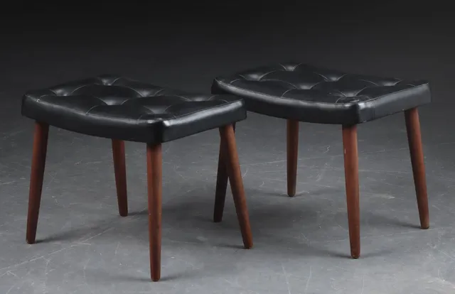 Par taburetter / skamler af sort skai og teak, 1950-60'erne (2)