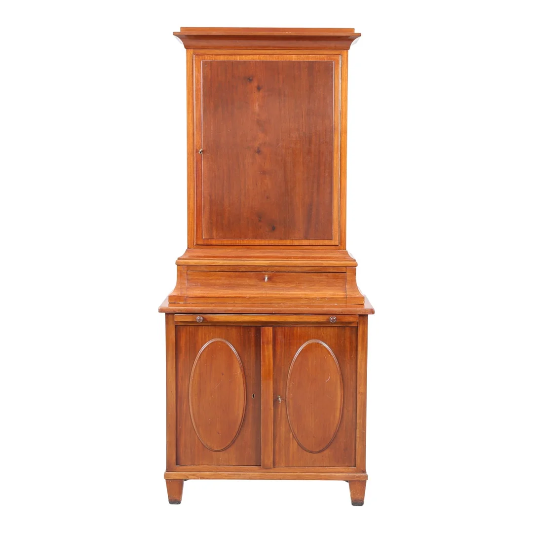 DANSK SNEDKERMESTER. Skab af mahogni, 1900-tallets første fjerdedel. — Cupboards, Cabinets & Shelves — Bidstrup Auktioner