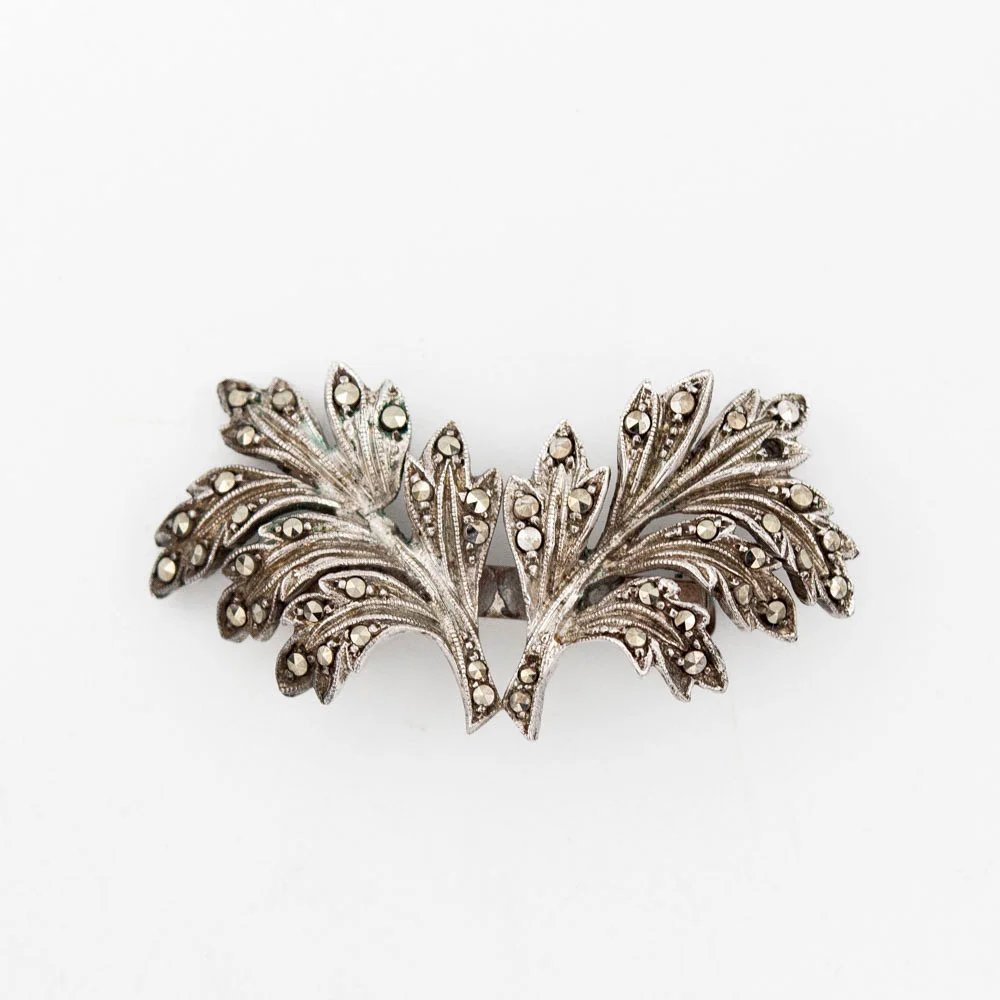 ART DECO BROSCHE AUS 800ER SILBER, GEPUNZT, UND MARKASITEN, ZWEI BLÄTTER. — Brooches & Pendants — Kunst- und Auktionshaus Kleinhenz