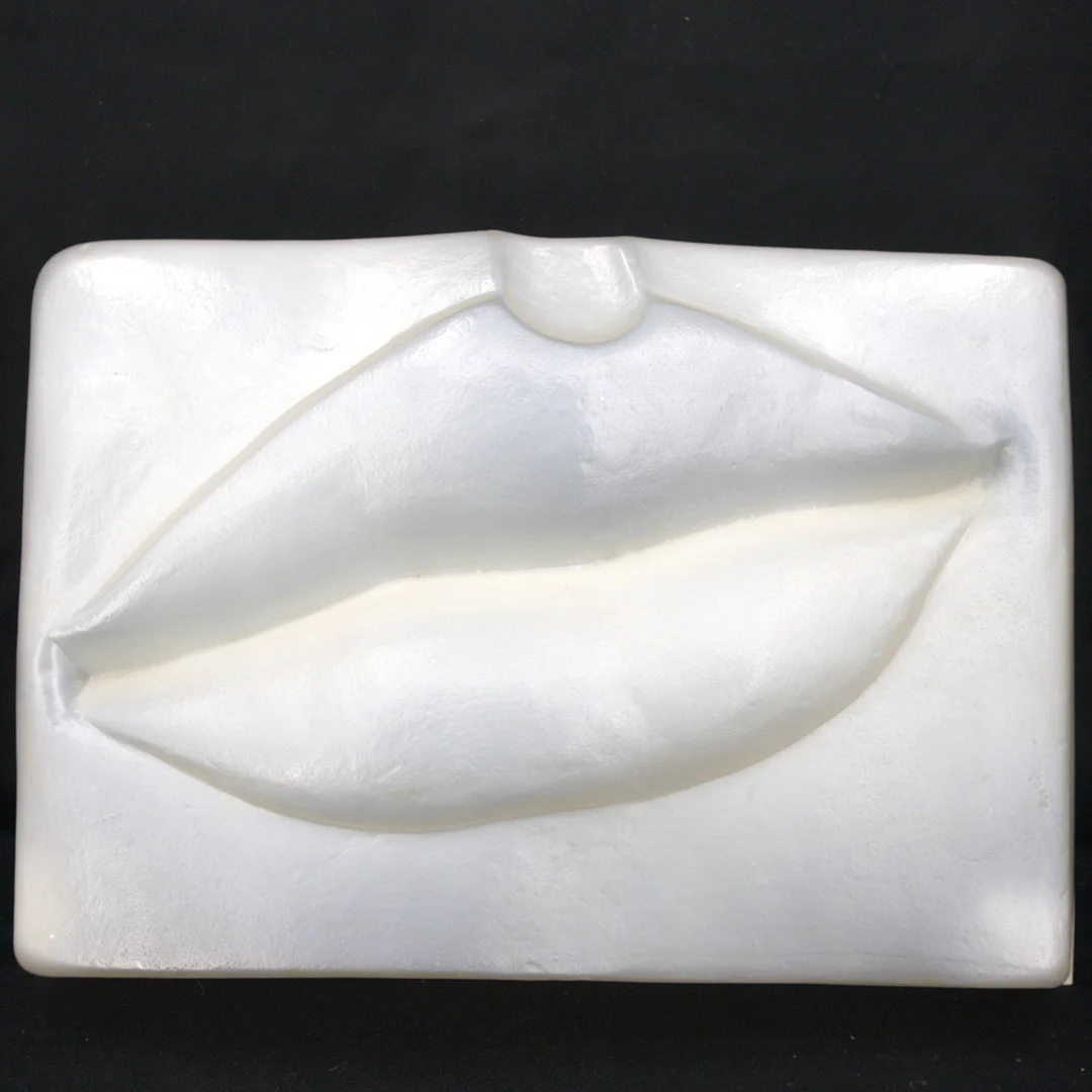 HERTHA HILLFON (1921-2013). Skulptur/väggrelief, i form av mun, multipel, formsprutad ofärgad plast, 1970. — Sculptures & Bronzes — Höganäs Auktionsverk