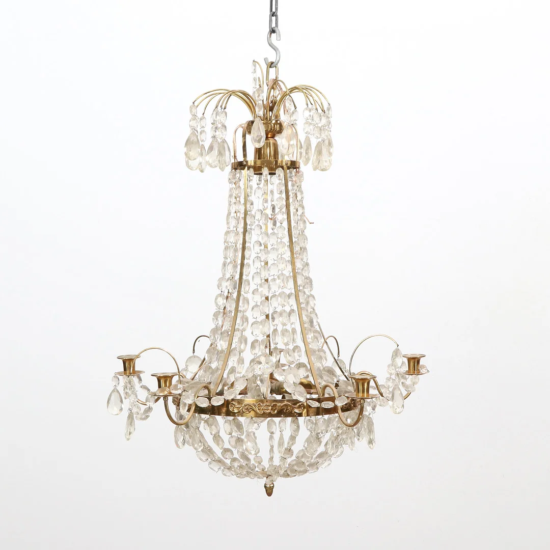 LJUSKRONA MED PRISMOR. Förgylld mässingsstomme med glasprismor. Empirestil, 1900-talets andra häft. — Chandeliers — Skånes Auktionsverk