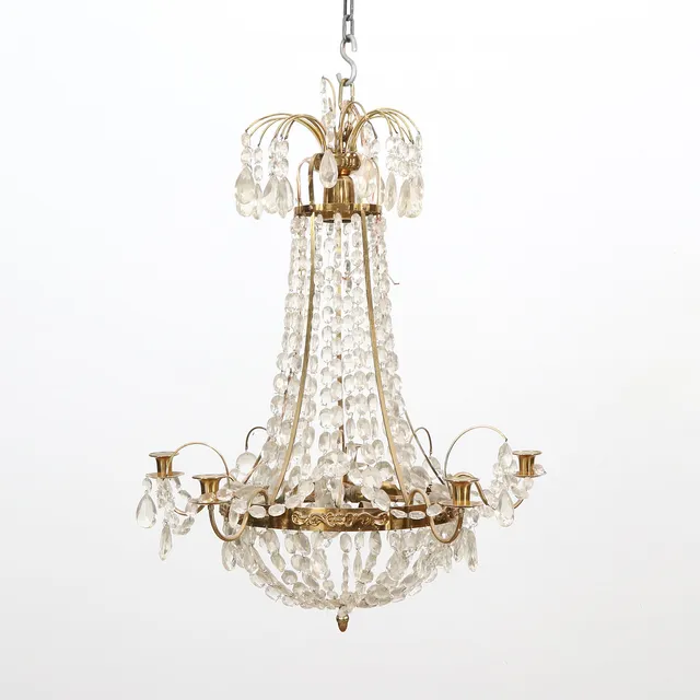 LJUSKRONA MED PRISMOR. Förgylld mässingsstomme med glasprismor. Empirestil, 1900-talets andra häft.
