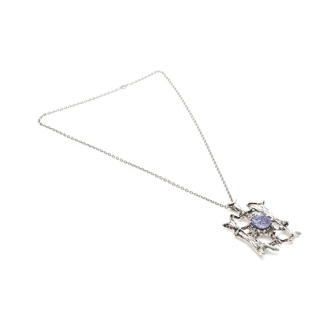 TAPANI VANHATALO. COLLIER, försilvrad metall samt blå sten, märkt TV, Finland, 1900-talets andra hälft.
