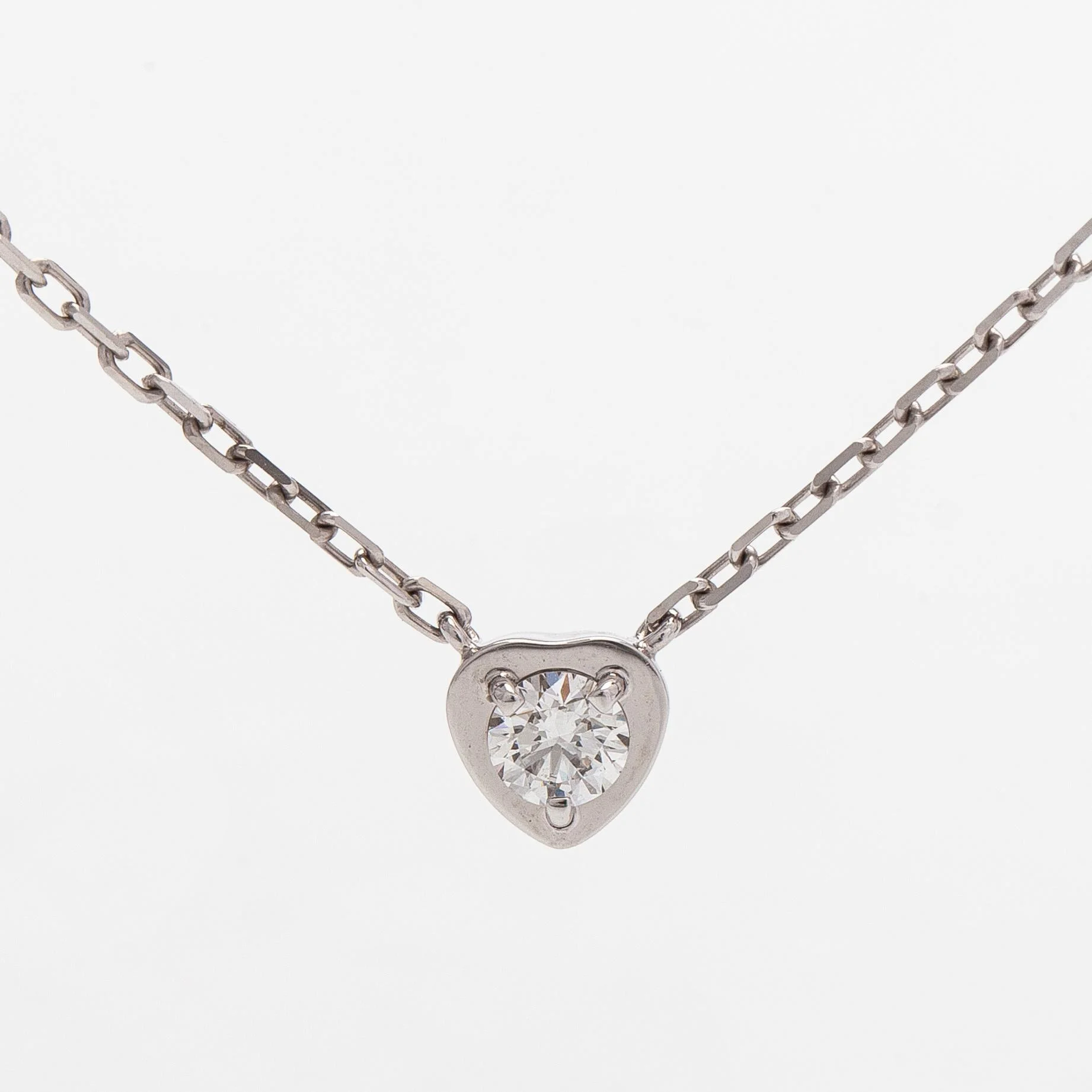 Cartier, halsband, "d'Amour", 18K vitguld med en briljantslipad diamant. — Smycken/Collier & Hängsmycken — Bukowskis