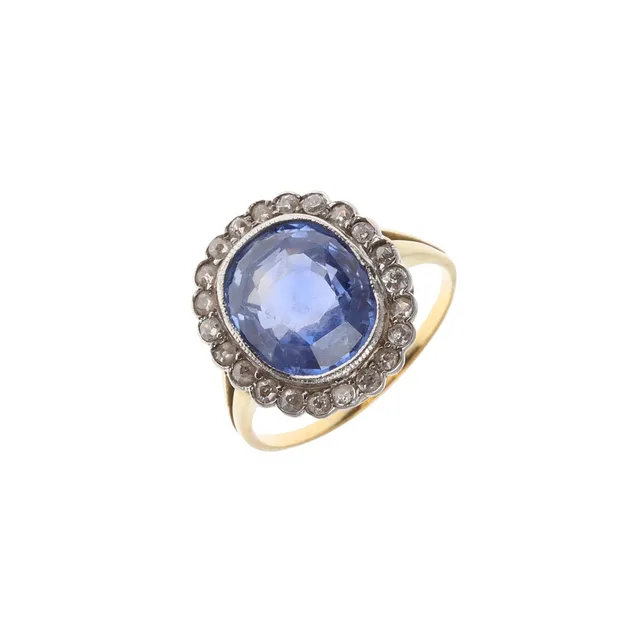 A SAPPHIRE AND DIAMOND CLUSTER RING.