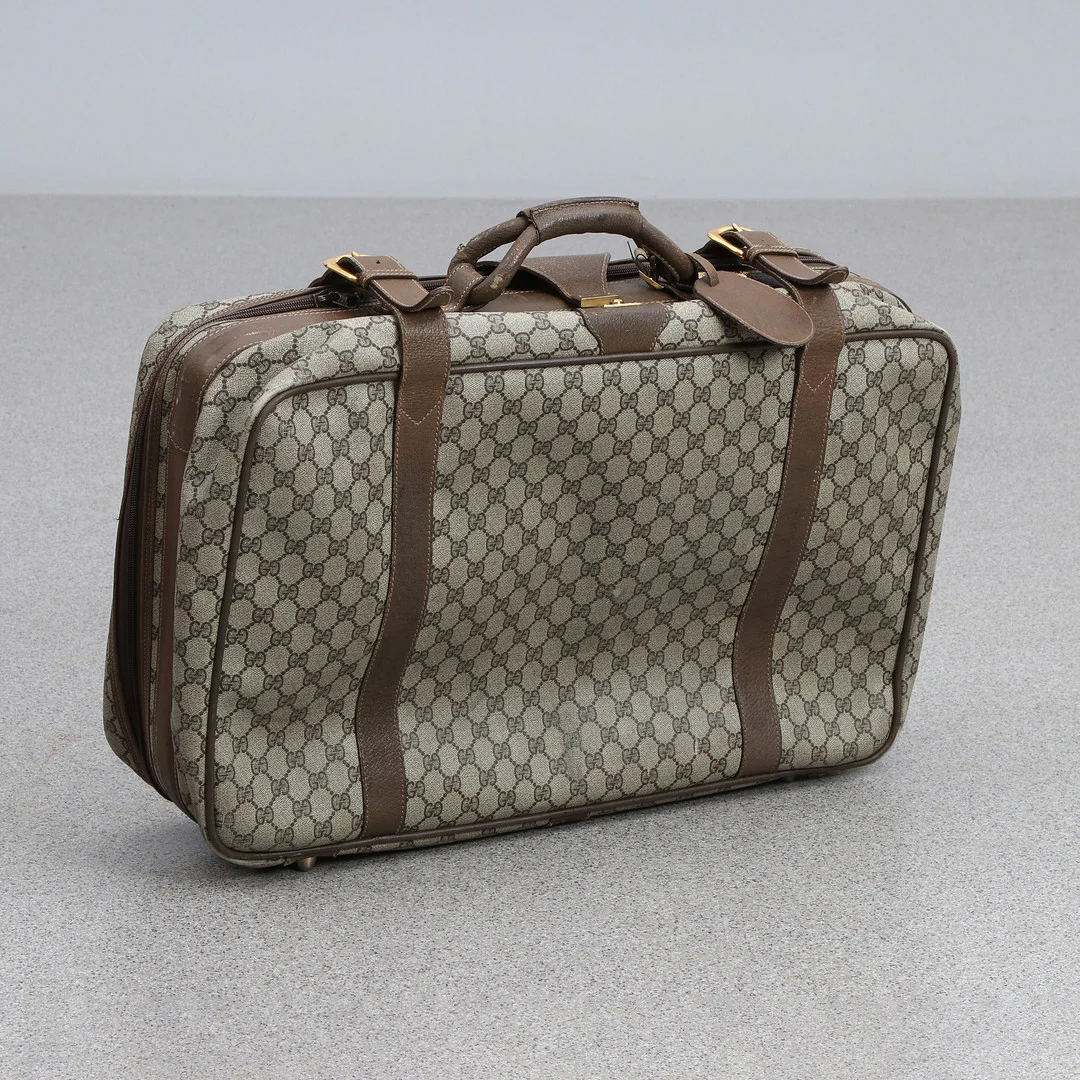 GUCCI, RESVÄSKA. Monogramcanvas och läderdetaljer. — Vintage & Designer Fashion — Skånes Auktionsverk