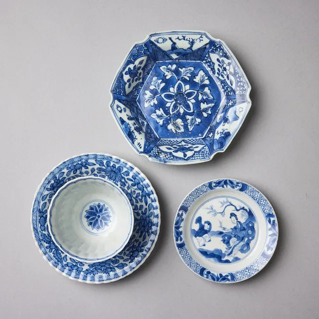 THREE BLUE AND WHITE DISHES AND A CUP.