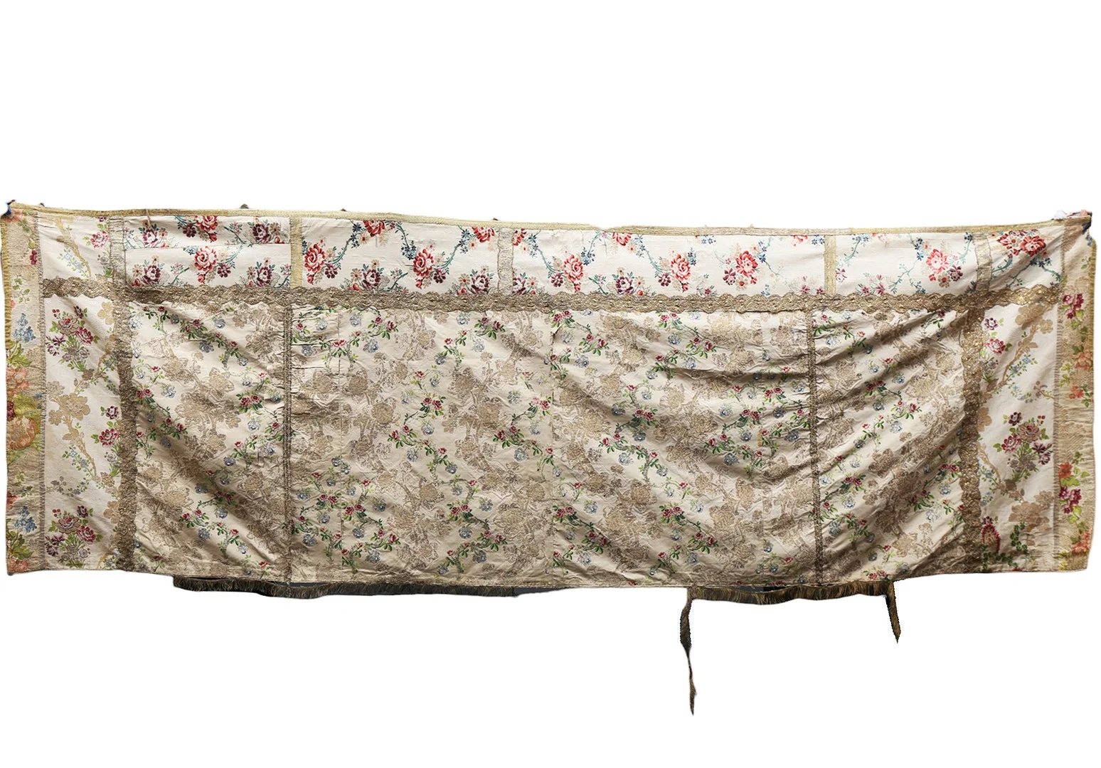 Altar frontal in silk brocade and damask silk bound with trimmings, 18th Century. — Textiles — Balclis
