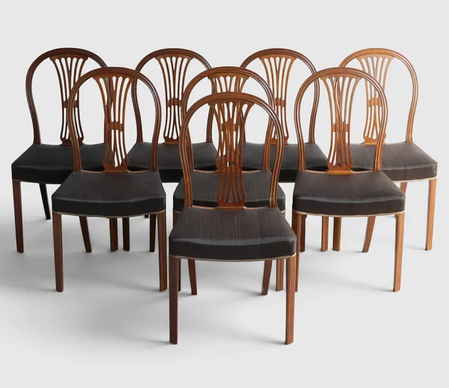 FRITS HENNINGSEN. Sæt på otte spisestole med stel af mahogni, profilerede forben, sæder betrukket med hestehår. Udført hos snedkermester Frits Henningsen. Danmark, 1930–40'erne (8).