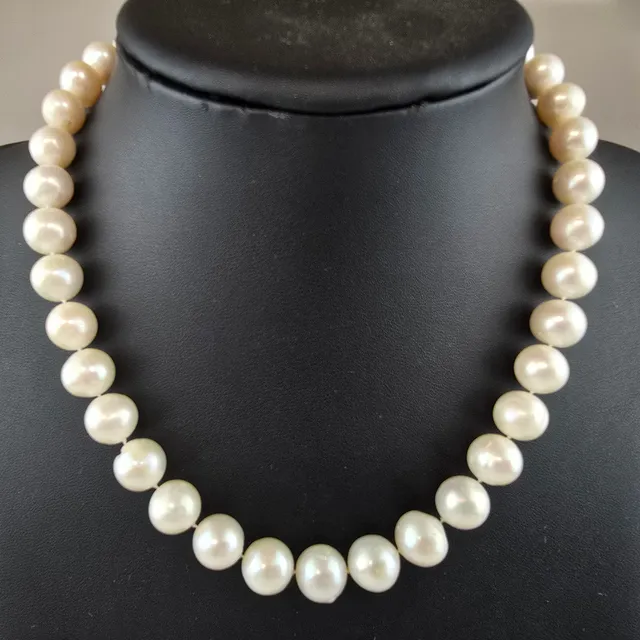 - PERLENCOLLIER MIT GOLDVERSCHLUSS.