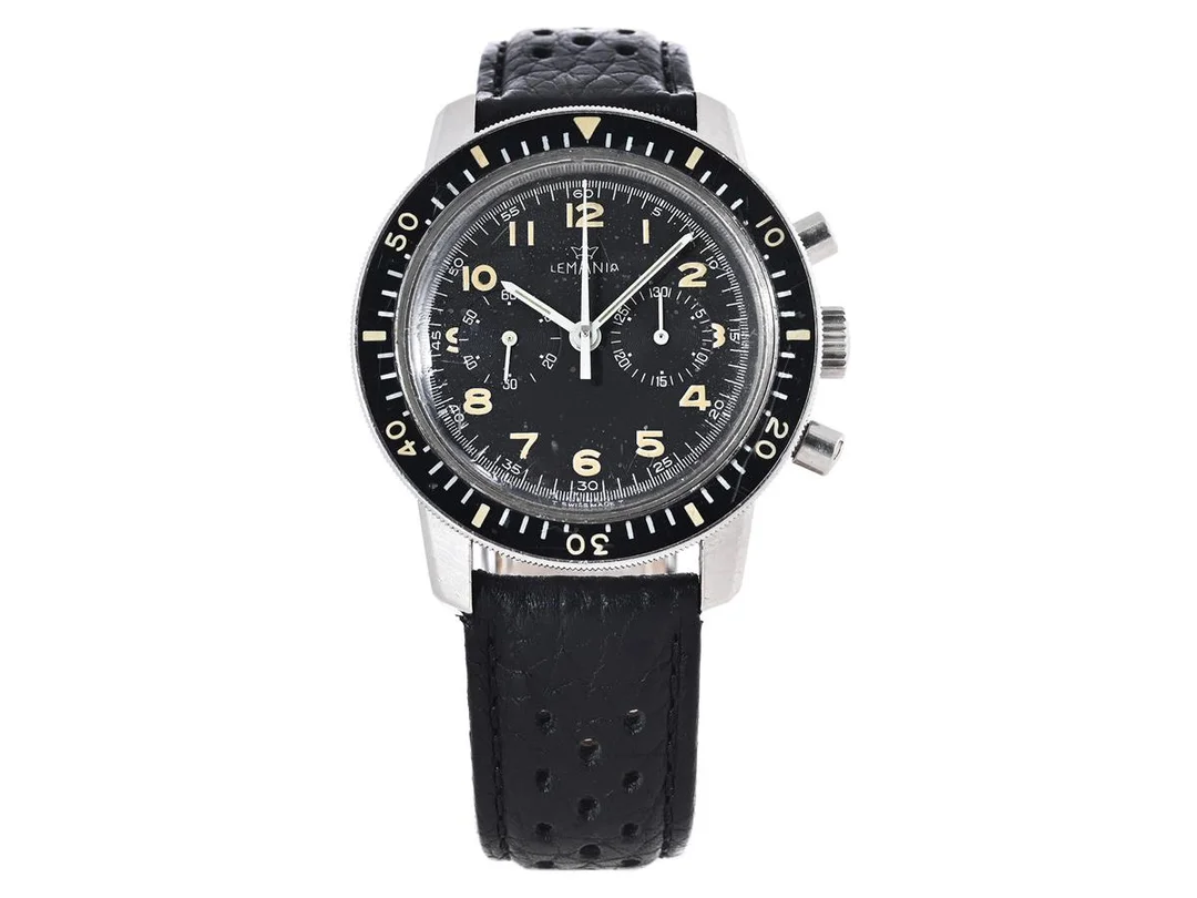 LEMANIA, s.k. "Flown Viggen", kronograf (T Swiss Made T), herrur, 42 mm, Cal 1872, Serie nr. 3056430, Boett nr. 817, stål, manuell, plexiglas, gravyr ("Tre kronor" M 3440 05101(0) / 263), läderband, ca 1970. — Klockor/Lemania — Kaplans