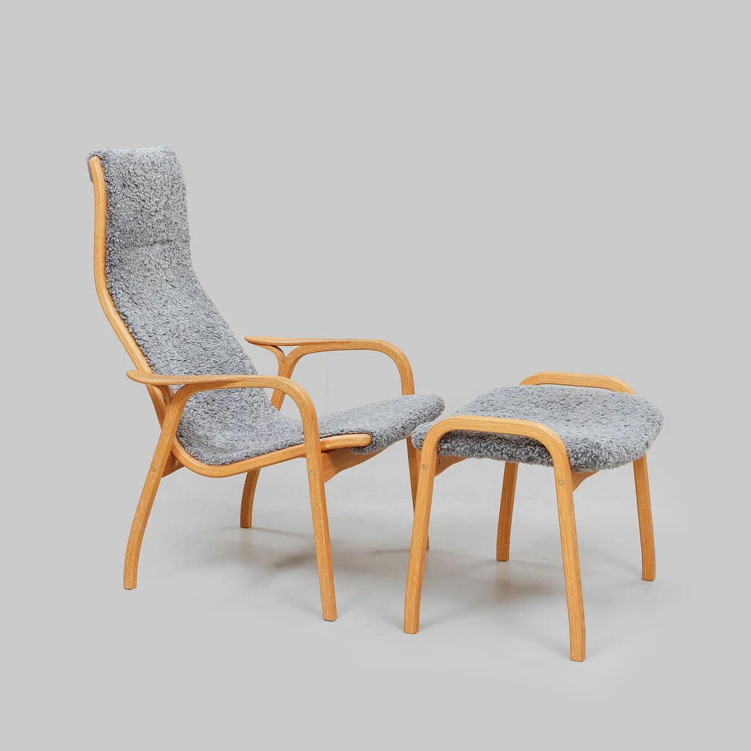 YNGVE EKSTRÖM. Fåtölj med fotpall, "Lamino", Swedese, formgiven 1956. — Armchairs & Chairs — Göteborgs Auktionsverk