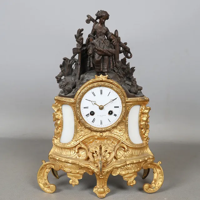 A LATE 19TH CENTURY FRENCH GILT METAL MANTEL CLOCK, F.L. HAUSBURG, PARIS.
