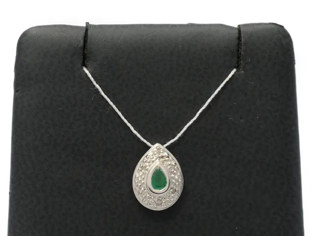 HÄNGE, 18K vitguld, smaragd ca 0,08 ct, 6 diamanter ca 0,02 ctv, vikt 1,1 g.