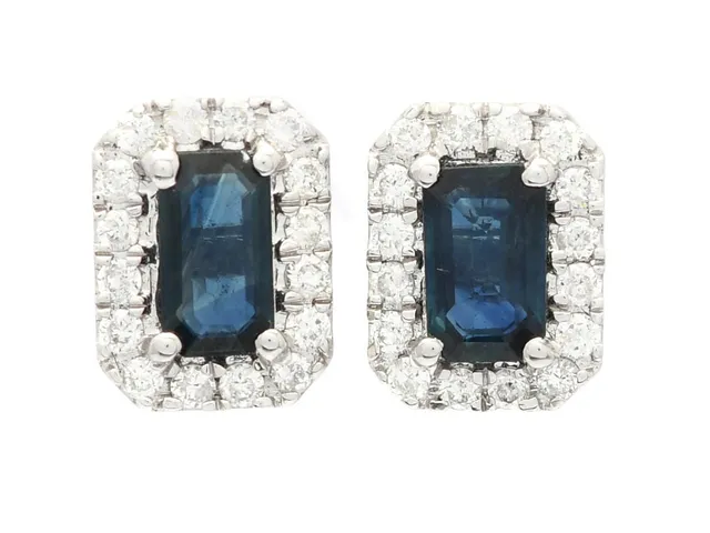 ÖRHÄNGEN, 18K vitguld, 2 blå safirer ca 0,64 ctv, 32 briljantslipade diamanter ca 0,18 ctv, ca TW-Cr/P, höjd 18 mm, stift, vikt 1,8 g, 1 safir har ett nagg.