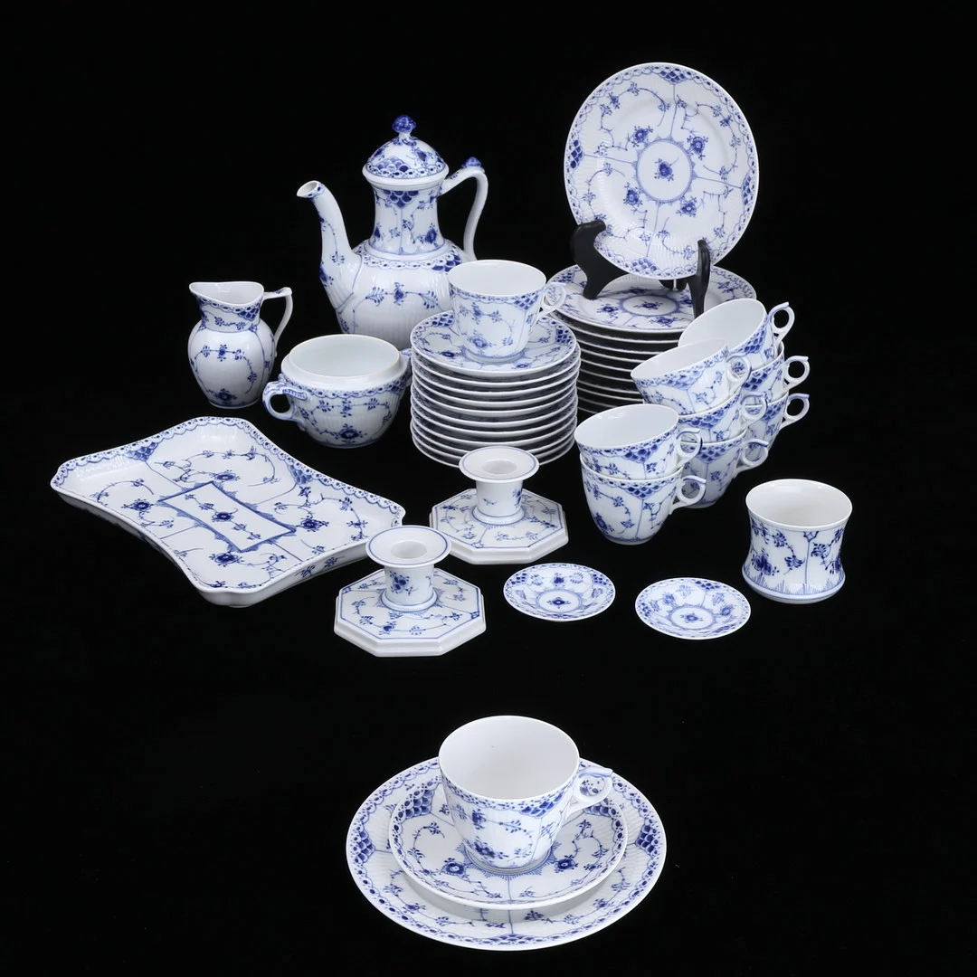 KAFFESERVIS, 43 delar, porslin, "Musselmalet", Royal Copenhagen, Danmark. — European — Växjö Auktionskammare