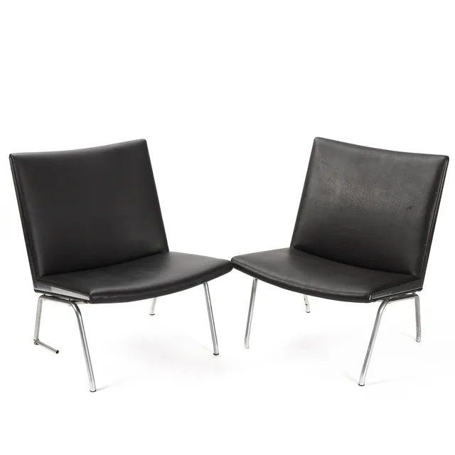 Hans J. Wegner. A pair of airport chairs model AP-40 (2)