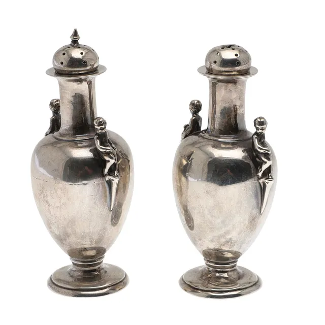A PAIR OF AMERICAN STERLING SILVER PEPPERETTES, BY GORHAM.