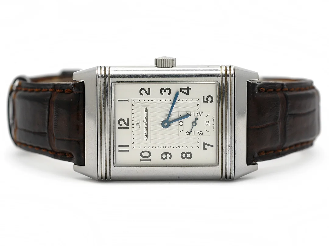 JAEGER-LE COULTRE, Reverso, Grande Taille, Cal 822, Serie nr. 2193437, Ref nr. Q2708410, Boett nr. 270.8.62, herrur, 26 x 36,5 (42,3) mm, stål, manuell, safirglas, liten sekundvisare, läderband, viklås, cert, december 2005, box, ytterkartong. — Klockor/Jaeger-Le Coultre — Kaplans