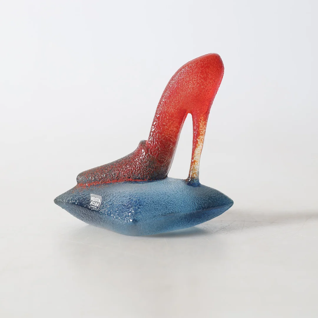 KJELL ENGMAN. Skulptur, glas, "Catwalk", Kosta Boda, signerad. — Art glass — Gomér & Andersson Nyköping