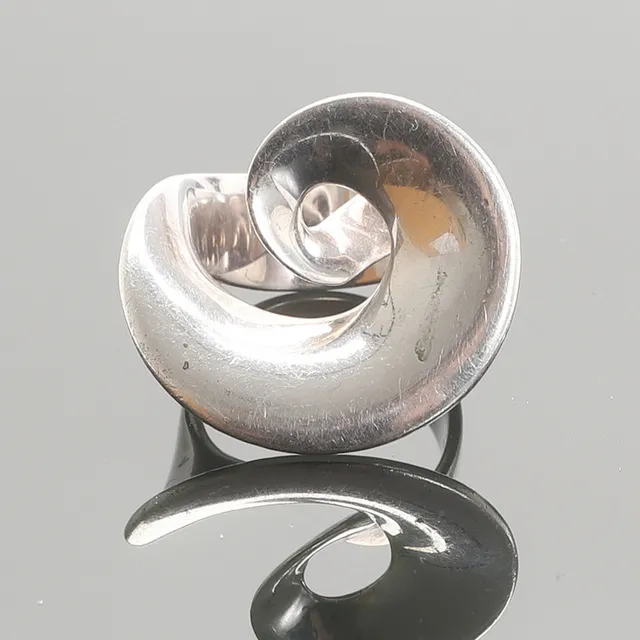 VIVIANNA TORUN BÜLOW-HÜBE. Ring, "Möbius", sterlingsilver, för Georg Jensen Danmark.