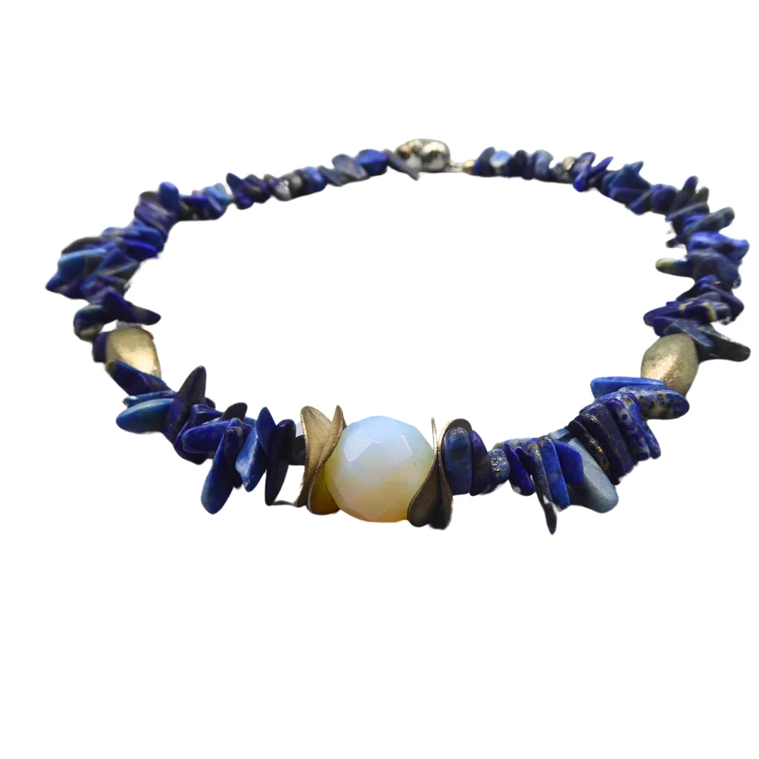 BLAUE SPLITTERHALSKETTE AUS LAPISLAZULI UND SCHMUCKELEMENTEN. — Necklace — Auktionshaus Stuber's Hammerschlag