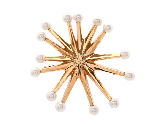 BROSCH, 18K guld, odlade pärlor, G Dahlgren & Co, Malmö 1966, mått 4,5 cm, vikt 7,5 g.