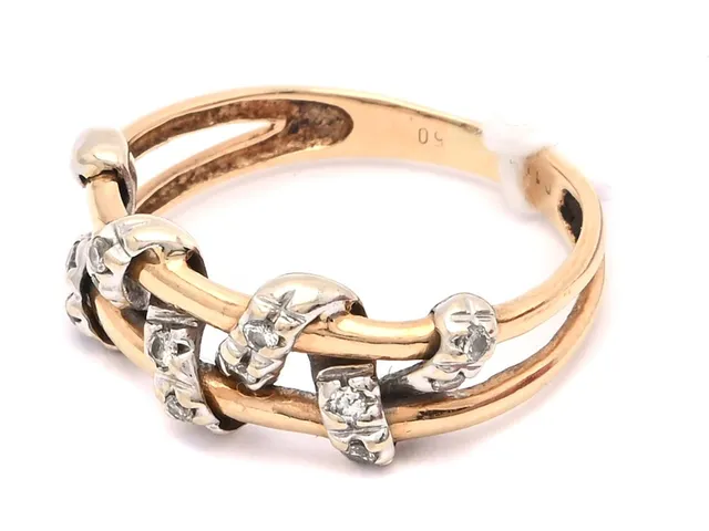 Ring 18K 2,5g Ø16 med diamanter 12xca0,01ct, något skev