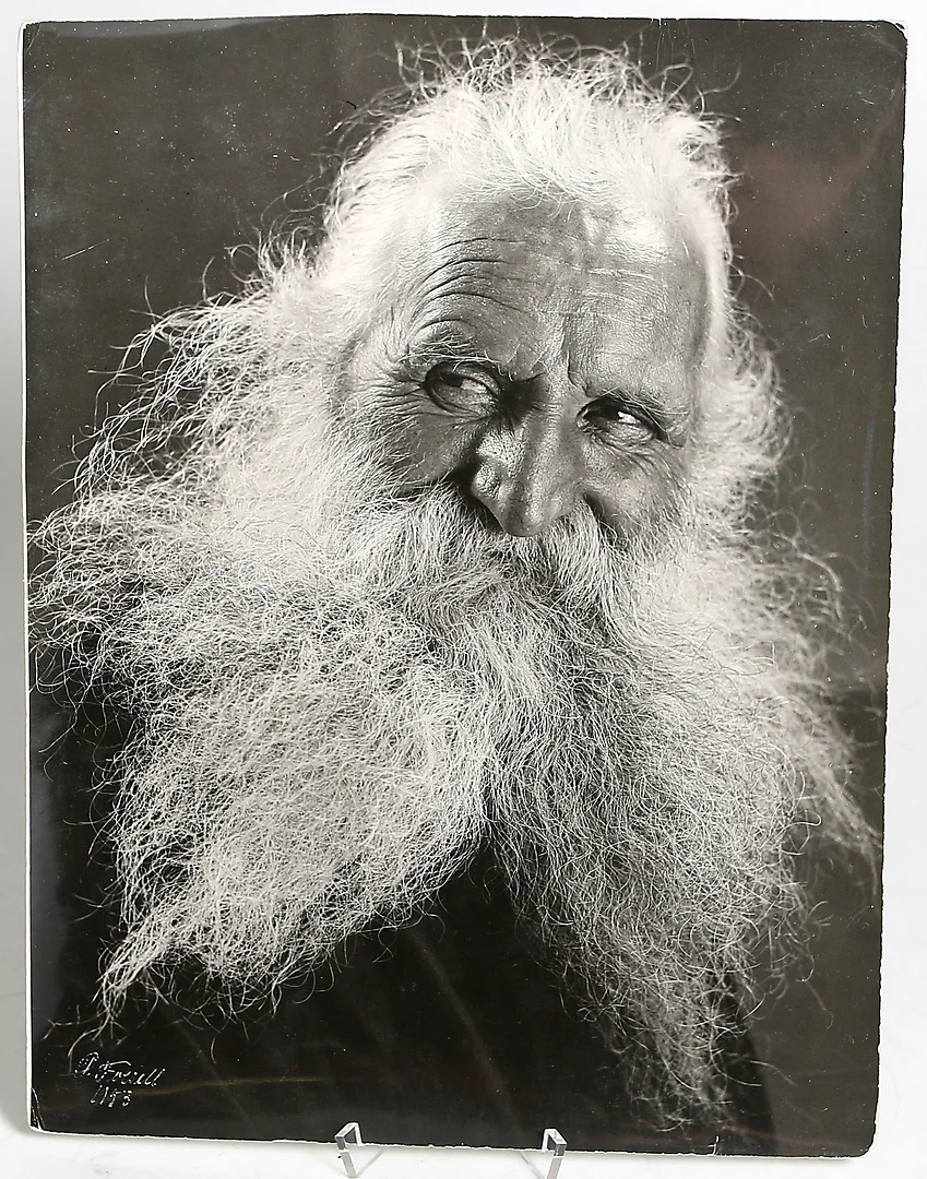 PER FORSELL. Silvergelatinfotografi på Stålfarfar, signerad och daterad 1953. — Photography — Stadsauktion Sundsvall