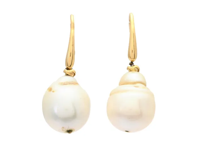 PÄRLÖRHÄNGEN, 18K guld, odlade sötvattenspärlor, höjd 3,5 cm, krokar, vikt 10,2 g.