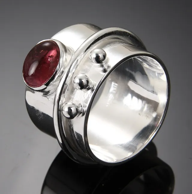 Bred ring af sterlingsølv med pink tourmalin