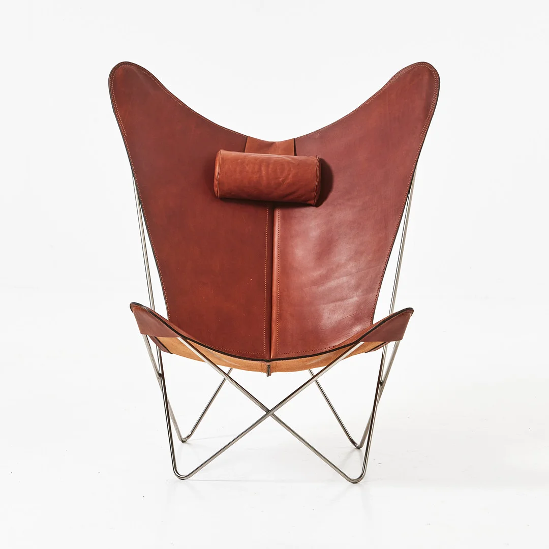 DENNIS MARQUART, fladdermusfåtölj, konjaksfärgat skinn, nackkudde, rostfritt stativ, för OX Denmarq, Danmark. — Armchairs & Chairs — Stockholms Auktionsverk Magasin 5