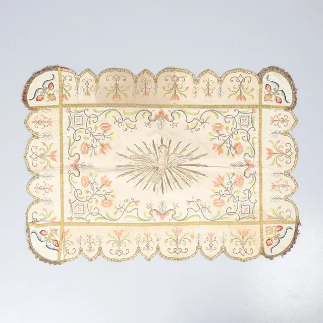 AN 18TH CENTURY EMBROIDERED ECCLESIASTICAL PANEL.