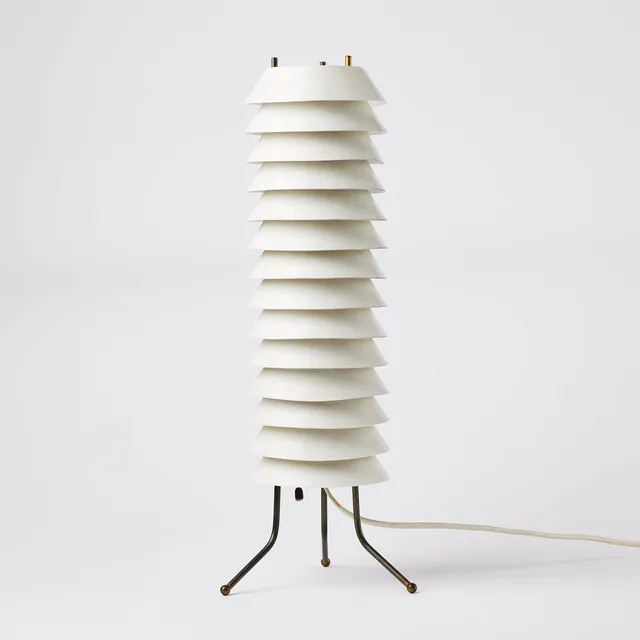ILMARI TAPIOVAARA. "Maija Mehiläinen" bordslampa, Asko/Hienoteräs, formgiven 1955, vita lamellskärmar, fötter i mässing.