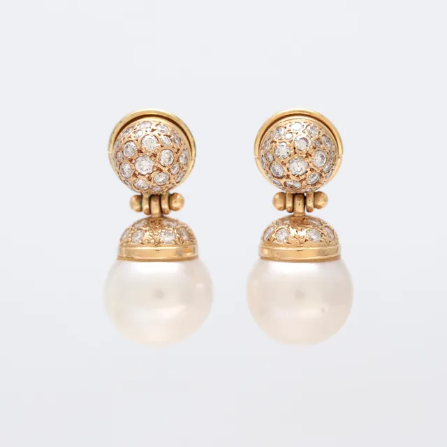 Pearls and diamonds earrings.
