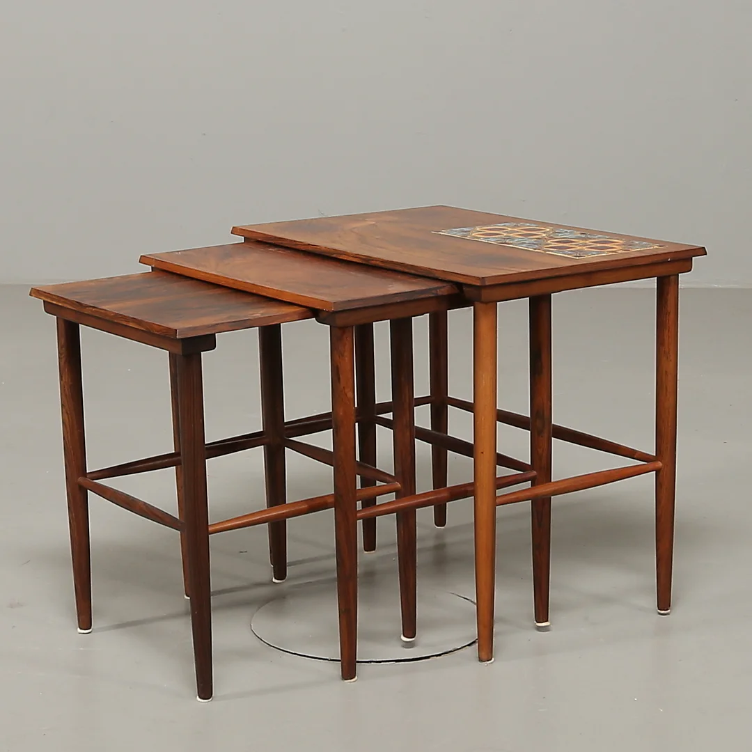 SATSBORD, jakaranda, 3 delar, infällt kakel, 1960-tal. — Tables — Garpenhus Auktioner