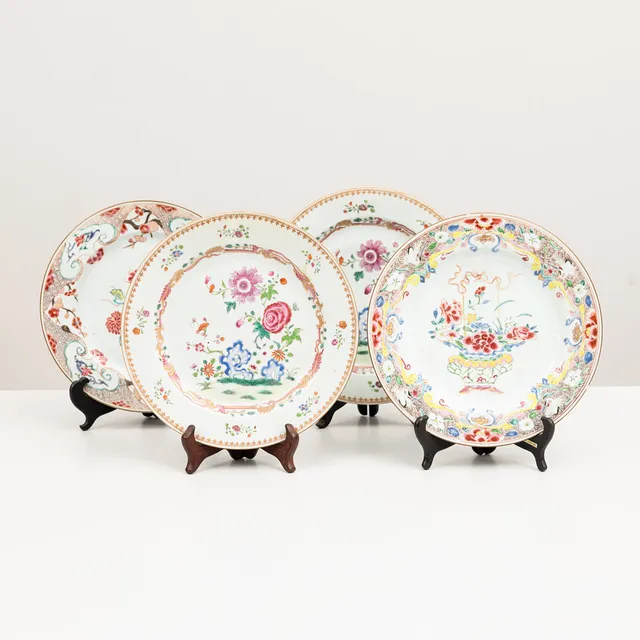 TALLRIKAR,4 st, kompaniporslin, famille rose, Qianlong (1736-1795).